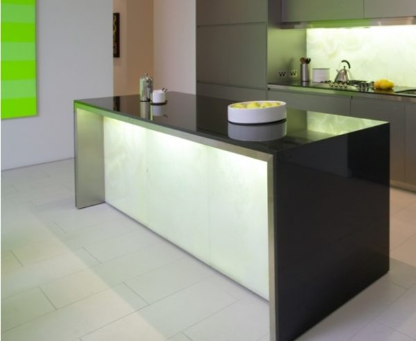 CrystalBlack_Vicostone_Waterfall